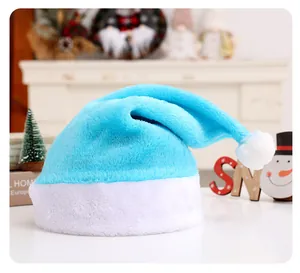 Vista dettagliata del morbido cappello di Babbo Natale in peluche azzurro