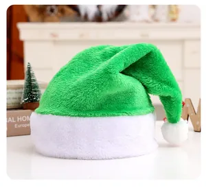 Vista dettagliata del cappello di Babbo Natale in peluche verde e bianco con consistenza morbida