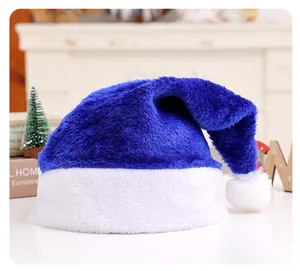 Primo piano che mostra la morbida pelliccia di un cappello di Natale blu e bianco in peluche