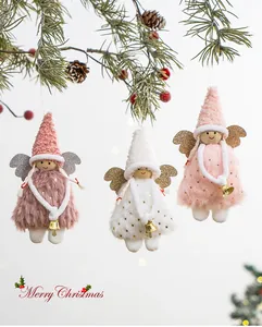 Lot de trois adorables anges de Noël en peluche suspendus à une branche de sapin
