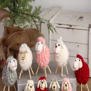 Close-up van kleurrijke wollen vilt schaap ornamenten voor feestelijke kerstdecoratie