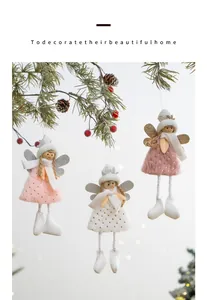 Trois ornements d'anges de Noël en peluche suspendus pour la décoration de l'arbre