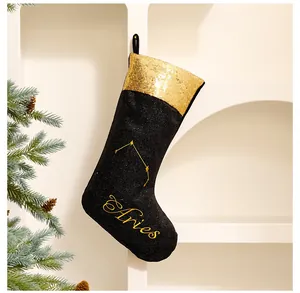 Detail einer schwarz-goldenen Pailletten-Weihnachtssocke mit Widder-Stickerei