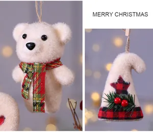 Dettaglio di addobbi natalizi in peluche con orsetto e cappello a motivi scozzesi