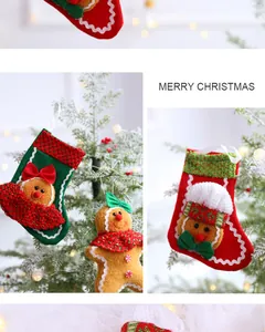 Primer plano de adorables adornos navideños de peluche de hombre de jengibre para el árbol