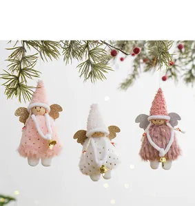 Trois mini anges de Noël en peluche suspendus à des branches pour décor festif.