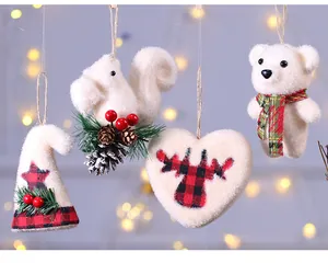 Set di decorazioni natalizie in peluche bianco con scoiattolo, cuore e orso polare.