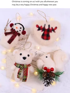 Vista dettagliata di decorazioni natalizie in peluche con pupazzo di neve, orso e cuore