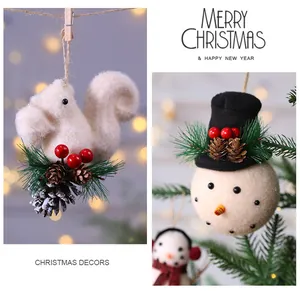 Vista dettagliata degli ornamenti natalizi in peluche con scoiattolo e pupazzo di neve