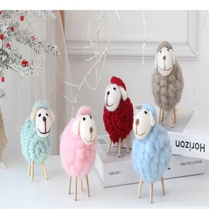 Vijf kleurrijke handgemaakte vilten schapen voor kerstversiering en gezellig huis