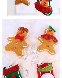 Primer plano de adorables adornos de peluche de hombre de jengibre para Navidad