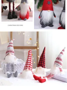 Vista dettagliata di vari gnomi di Natale in peluche con cappelli di maglia lunghi