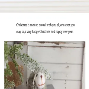 Close-up van schattig handgemaakt vilten schapenornament voor kerstversiering