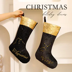 Eleganti calze di Natale zodiaco nero e oro per decorazioni festive in interni della casa