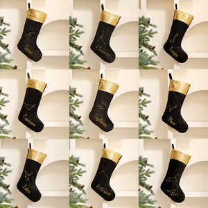 Calze di Natale zodiaco nero e oro con ricami di costellazioni dorate
