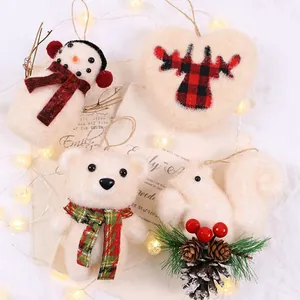 Addobbi natalizi appesi in peluche color crema con pupazzo di neve, orso, cuore e scoiattolo