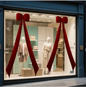Grands nœuds en velours rouge sur vitrine de magasin pour la décoration de Noël