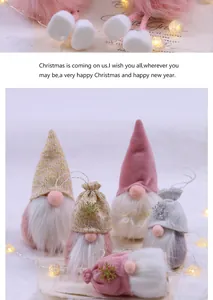 Vista detallada de adornos de gnomos de Navidad de felpa rosa y dorada con diseño de copos de nieve