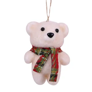 Adorabile orsetto di peluche bianco natalizio con sciarpa a quadri rossa e verde appesa