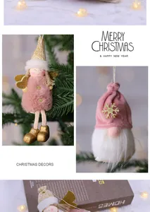 Vista detallada de adornos navideños hechos a mano de ángeles y gnomos de rosa.