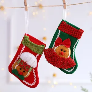 Lindos adornos de calcetines de Navidad de hombre de jengibre de peluche para el árbol
