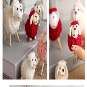 Close-up van schattige handgemaakte vilten schapenfiguren voor kersttafeldecoratie