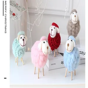 Set van vijf kleurrijke handgemaakte wolvilten schaapjes voor kerstdecoratie in huis