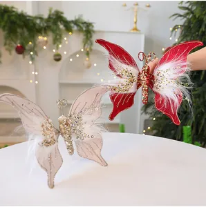Detailansicht von dekorativen Weihnachtsschmetterlingen mit weißen Federn und Pailletten