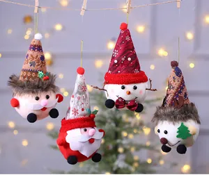 Dettaglio di quattro decorazioni natalizie in peluche con Babbo Natale e pupazzo di neve