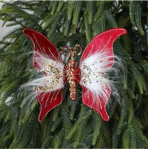 Detailansicht der roten Samt-Weihnachtsschmetterling mit weißem Pelz und Goldpailletten