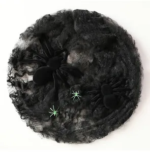 Vue détaillée d'araignées d'Halloween en peluche noire sur un fond de toile d'araignée.