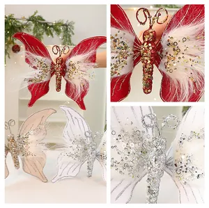 Detailansicht von künstlichen Schmetterlings-Weihnachtsornamenten mit Pailletten und Federn