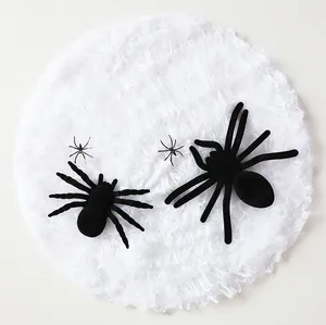 Gros plan de décorations d'araignées d'Halloween en peluche noire sur fond de toile blanche