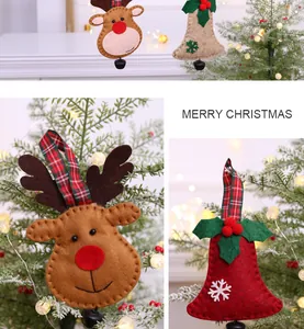 Detailansicht von handgefertigten Weihnachtsanhängern aus Filz: Rentier und Glocke