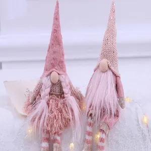 Vue détaillée de gnomes de Noël en tricot rose avec paillettes et textures douces.