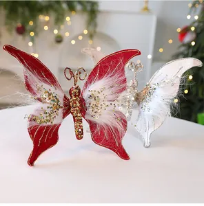 Detailansicht roter und weißer Weihnachts-Schmetterlinge mit Pailletten und Federn