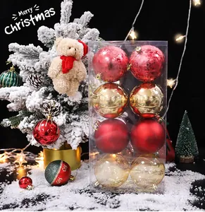 Detaillierte Ansicht des Weihnachtskugel-Sets in einer transparenten Box-Verpackung