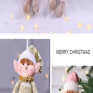 Détail rapproché d'un mignon elfe de Noël en peluche aux textures festives
