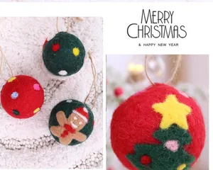 Vue détaillée de boules de Noël en feutre faites à la main avec de jolis motifs festifs