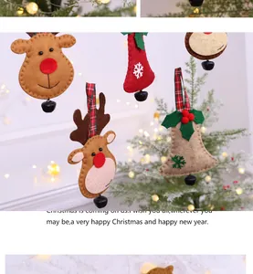 Detaillierte Nahaufnahme von festlichen Rentier- und Glockenornamenten am Weihnachtsbaum