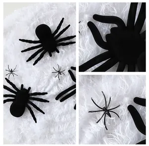 Gros plan détaillé montrant la texture en peluche douce des araignées noires d'Halloween.