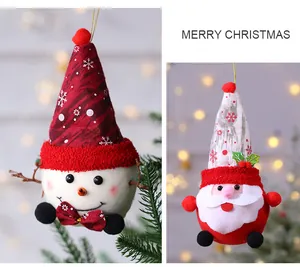 Primo piano di simpatici ornamenti di peluche a forma di pupazzo di neve e Babbo Natale.