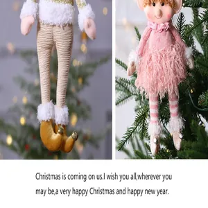 Gros plan de mignonnes décorations de Noël en peluche avec texte de vœux.