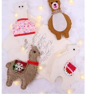Handgefertigte Weihnachtsanhänger aus Filz mit Alpaka- und Bär-Motiven für den Weihnachtsbaum
