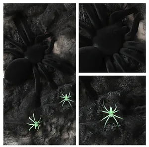 Détail de la décoration d'Halloween avec une araignée en peluche noire et de petites vertes.