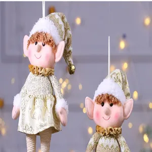 Vue détaillée de deux adorables lutins de Noël en peluche avec des bonnets dorés