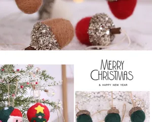 Vue détaillée des ornements de Noël faits à la main en feutre avec le Père Noël