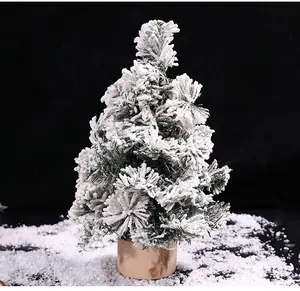Miniatur-Weihnachtsbaum mit Kunstschnee-Beflockung und Holzsockel für den Schreibtisch.