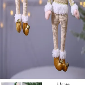 Gros plan sur les jambes d'une poupée de Noël en peluche avec chaussures à clochettes dorées