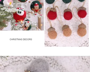 Vue détaillée d'ornements de Noël en feutre faits main, motifs Père Noël et glands